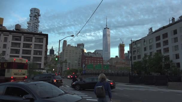 New York-circa 2017: As ruas do meio de Manhattan, em direção à noite, com pequenos edifícios e carros altamente povoados nas amplas avenidas que atravessam a cidade, ultrahd 4k, em tempo real — Vídeo de Stock
