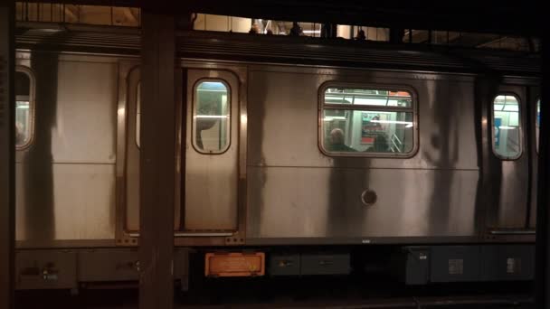 纽约城 2017年 纽约的地铁是一种最古老和最广泛的公共交通系统在世界上 468 Stations Ultra — 图库视频影像