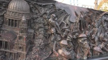 Londra, İngiltere - 2017 yaklaşık: Battle İngiltere Memorial Westminster, Londra, İngiltere'deki Thames Nehri yanındaki. İkinci Dünya Savaşı'nın Britanya Savaşı sırasında ölen pilotlar anısına bronz anıt.