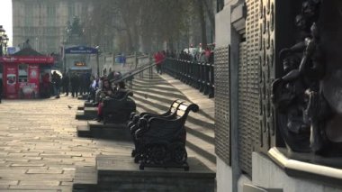 Londra, İngiltere - 2017 yaklaşık: Battle İngiltere Memorial Westminster, Londra, İngiltere'deki Thames Nehri yanındaki. İkinci Dünya Savaşı'nın Britanya Savaşı sırasında ölen pilotlar anısına bronz anıt.