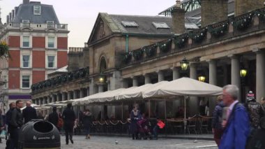 Londra, İngiltere - 2016 yaklaşık: Noel süsleri Covent Garden'da pazarı, Covent Garden'da pazarında Apple görünümü. Apple piyasada satan sanat ve el sanatları antikalar ve collectables öğeleri adanmış olduğunu.