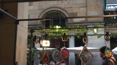 Londra, İngiltere - 2016 yaklaşık: Noel süsleri Covent Garden'da pazarı, Covent Garden'da pazarında Apple görünümü. Apple piyasada satan sanat ve el sanatları antikalar ve collectables öğeleri adanmış olduğunu.