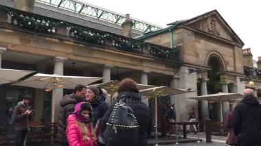 Londra, İngiltere - 2016 yaklaşık: Noel süsleri Covent Garden'da pazarı, Covent Garden'da pazarında Apple görünümü. Apple piyasada satan sanat ve el sanatları antikalar ve collectables öğeleri adanmış olduğunu.