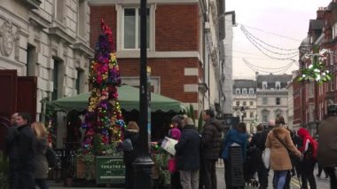 Londra, İngiltere - 2016 yaklaşık: Noel süsleri Covent Garden'da pazarı, Covent Garden'da pazarında Apple görünümü. Apple piyasada satan sanat ve el sanatları antikalar ve collectables öğeleri adanmış olduğunu.