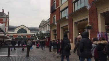 Londra, İngiltere - 2016 yaklaşık: Noel süsleri Covent Garden'da pazarı, Covent Garden'da pazarında Apple görünümü. Apple piyasada satan sanat ve el sanatları antikalar ve collectables öğeleri adanmış olduğunu.
