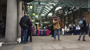 Londra, İngiltere - 2016 yaklaşık: Noel süsleri Covent Garden'da pazarı, Covent Garden'da pazarında Apple görünümü. Apple piyasada satan sanat ve el sanatları antikalar ve collectables öğeleri adanmış olduğunu.
