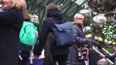 Londra, İngiltere - 2016 yaklaşık: Noel süsleri Covent Garden'da pazarı, Covent Garden'da pazarında Apple görünümü. Apple piyasada satan sanat ve el sanatları antikalar ve collectables öğeleri adanmış olduğunu.