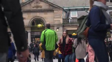 Londra, İngiltere - 2016 yaklaşık: Noel süsleri Covent Garden'da pazarı, Covent Garden'da pazarında Apple görünümü. Apple piyasada satan sanat ve el sanatları antikalar ve collectables öğeleri adanmış olduğunu.
