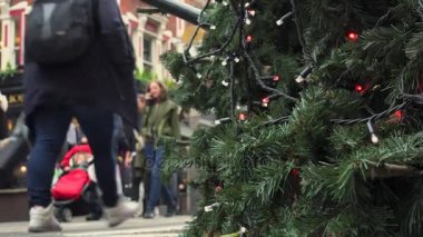 Londra, İngiltere - 2016 yaklaşık: Noel süsleri Covent Garden'da pazarı, Covent Garden'da pazarında Apple görünümü. Apple piyasada satan sanat ve el sanatları antikalar ve collectables öğeleri adanmış olduğunu.