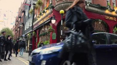 Londra, İngiltere - 2016 yaklaşık: Noel süsleri Covent Garden'da pazarı, Covent Garden'da pazarında Apple görünümü. Apple piyasada satan sanat ve el sanatları antikalar ve collectables öğeleri adanmış olduğunu.