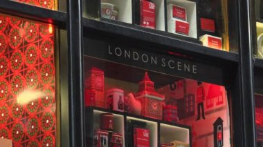 Londra, İngiltere - 2016 yaklaşık: Noel süsleri Covent Garden'da pazarı, Covent Garden'da pazarında Apple görünümü. Apple piyasada satan sanat ve el sanatları antikalar ve collectables öğeleri adanmış olduğunu.