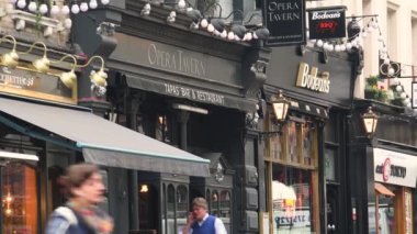 Londra, İngiltere - 2017 yaklaşık: Soho bölgesinde Londra, İngiltere'de insanlar. Farklı pub ve restoranlar, sakin sahne boş sokak ve tarihi binalar, ultra hd4k, gerçek zamanlı