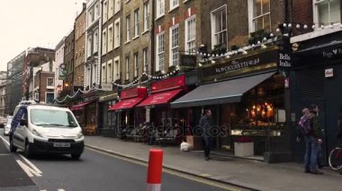 Londra, İngiltere - 2017 yaklaşık: Soho bölgesinde Londra, İngiltere'de insanlar. Farklı pub ve restoranlar, sakin sahne boş sokak ve tarihi binalar, ultra hd4k, gerçek zamanlı