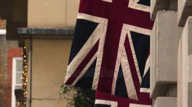 Londra, İngiltere - 2017 yaklaşık: Soho bölgesinde Londra, İngiltere'de insanlar. Farklı pub ve restoranlar, sakin sahne boş sokak ve tarihi binalar, ultra hd4k, gerçek zamanlı