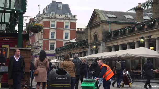 LONDRES, Reino Unido - circa 2016: Decoraciones navideñas en el mercado de Covent Garden, Vista del mercado de Apple en Covent Garden. El Mercado de Apple vende artesanías dedicadas a antigüedades y objetos de colección . — Vídeos de Stock