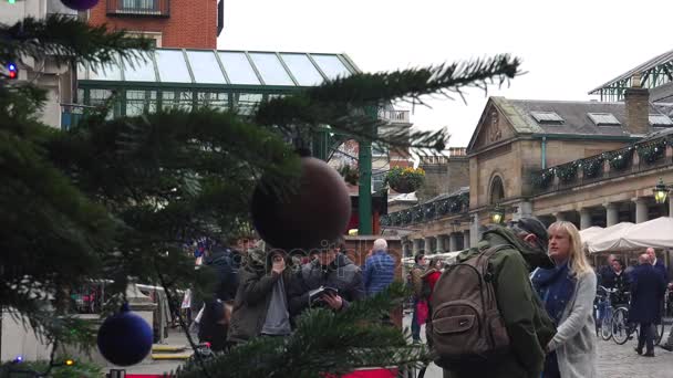 ロンドン、イギリス - 2016 年頃: コヴェント ・ ガーデンのクリスマスの装飾の市場は、コヴェント ・ ガーデンのリンゴ市場のビュー。アップル市場、骨董品や収集品アイテム専用販売している美術・工芸. — ストック動画