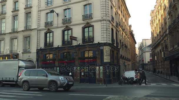 London, Storbritannien - circa 2016: julpynt i Covent Garden marknad, Visa av Apple marknaden i Covent Garden. Äppelmarknaden är säljer konsthantverk tillägnad antikviteter och samlarobjekt objekt. — Stockvideo