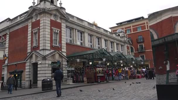 Londra, İngiltere - 2016 yaklaşık: Noel süsleri Covent Garden'da pazarı, Covent Garden'da pazarında Apple görünümü. Apple piyasada satan sanat ve el sanatları antikalar ve collectables öğeleri adanmış olduğunu. — Stok video