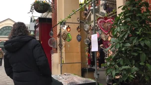 LONDRES, Reino Unido - circa 2016: Decoraciones navideñas en el mercado de Covent Garden, Vista del mercado de Apple en Covent Garden. El Mercado de Apple vende artesanías dedicadas a antigüedades y objetos de colección . — Vídeo de stock