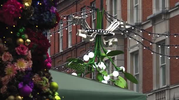 LONDON, UK - circa 2016: Christmas decorations in Covent Garden market,View of Apple Market in Covent Garden. The Apple Market is sells arts and crafts dedicated to antiques and collectables items. — Stock Video