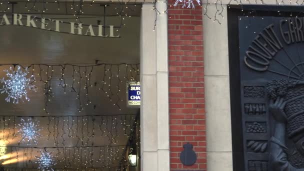 LONDRES, Reino Unido - circa 2016: Decoraciones navideñas en el mercado de Covent Garden, Vista del mercado de Apple en Covent Garden. El Mercado de Apple vende artesanías dedicadas a antigüedades y objetos de colección . — Vídeos de Stock