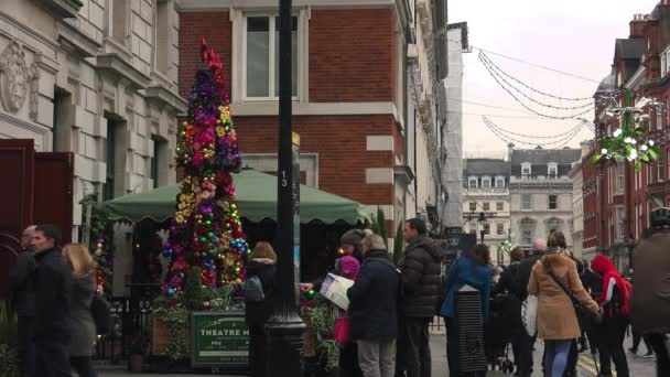 LONDRES, Reino Unido - circa 2016: Decoraciones navideñas en el mercado de Covent Garden, Vista del mercado de Apple en Covent Garden. El Mercado de Apple vende artesanías dedicadas a antigüedades y objetos de colección . — Vídeo de stock