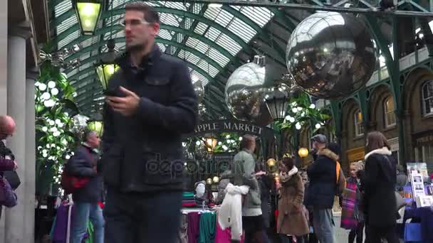 Londýn, Velká Británie - cca 2016: vánoční ozdoby v Covent Garden market, pohled Apple trh v Covent Garden. Je trh Apple prodává umění a řemesla věnované starožitnosti a sběratelské předměty. — Stock video