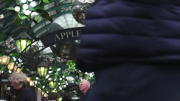 ロンドン、イギリス - 2016 年頃: コヴェント ・ ガーデンのクリスマスの装飾の市場は、コヴェント ・ ガーデンのリンゴ市場のビュー。アップル市場、骨董品や収集品アイテム専用販売している美術・工芸. — ストック動画