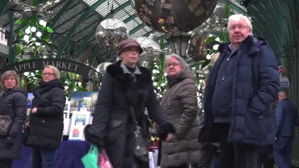 LONDON, UK - circa 2016: Christmas decorations in Covent Garden market,View of Apple Market in Covent Garden. The Apple Market is sells arts and crafts dedicated to antiques and collectables items. — Stock Video