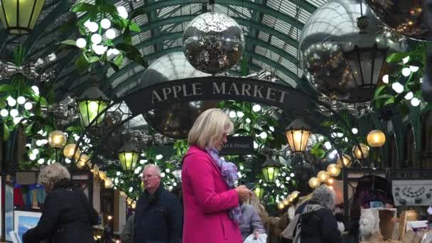 伦敦, 英国-大约 2016: 考文特花园市场的圣诞装饰品, 在考文特花园的苹果市场的看法。苹果市场是销售手工艺品专门用于古董和收藏项目. — 图库视频影像
