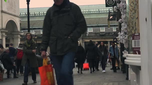 London, Storbritannien - circa 2016: julpynt i Covent Garden marknad, Visa av Apple marknaden i Covent Garden. Äppelmarknaden är säljer konsthantverk tillägnad antikviteter och samlarobjekt objekt. — Stockvideo