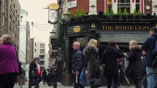 Londýn, Velká Británie - cca 2016: vánoční ozdoby v Covent Garden market, pohled Apple trh v Covent Garden. Je trh Apple prodává umění a řemesla věnované starožitnosti a sběratelské předměty. — Stock video