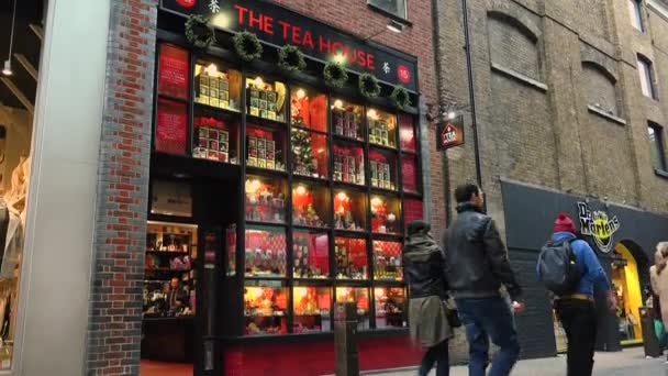 LONDON, UK - circa 2016: Christmas decorations in Covent Garden market,View of Apple Market in Covent Garden. The Apple Market is sells arts and crafts dedicated to antiques and collectables items. — Stock Video