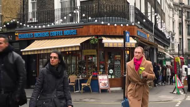 Λονδίνο, Ηνωμένο Βασίλειο - γύρω στο 2017: άνθρωποι στο Soho περιοχή Λονδίνο, Ηνωμένο Βασίλειο. Διάφορες παμπ και εστιατόρια, γαλήνια ατμόσφαιρα άδειο δρόμο και ιστορικά κτίρια, ultra hd4k, σε πραγματικό χρόνο — Αρχείο Βίντεο
