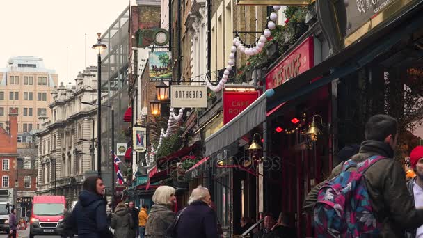 Londra, İngiltere - 2017 yaklaşık: Soho bölgesinde Londra, İngiltere'de insanlar. Farklı pub ve restoranlar, sakin sahne boş sokak ve tarihi binalar, ultra hd4k, gerçek zamanlı — Stok video