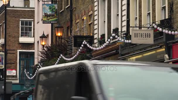 LONDON, Reino Unido - circa 2017: Pessoas na área do Soho em Londres, Reino Unido. Diferentes bares e restaurantes, cena tranquila de rua vazia e edifícios históricos, ultra hd4k, em tempo real — Vídeo de Stock