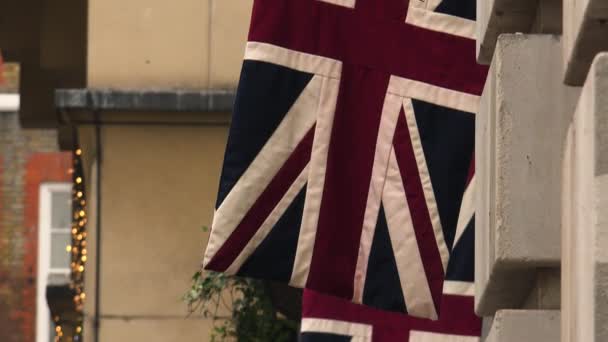 LONDRES, Reino Unido - circa 2017: Personas en el área del Soho en Londres, Reino Unido. Diferentes pubs y restaurantes, escena tranquila de calles vacías y edificios históricos, ultra hd4k, en tiempo real — Vídeo de stock