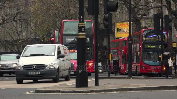 LONDRES, Reino Unido - circa 2017: Personas en el área del Soho en Londres, Reino Unido. Diferentes pubs y restaurantes, escena tranquila de calles vacías y edificios históricos, ultra hd4k, en tiempo real — Vídeo de stock