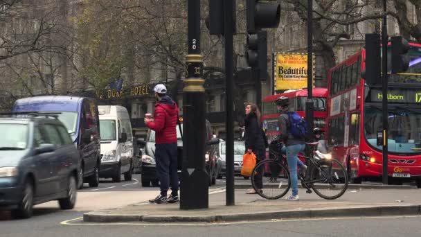 LONDRES, Reino Unido - circa 2017: Personas en el área del Soho en Londres, Reino Unido. Diferentes pubs y restaurantes, escena tranquila de calles vacías y edificios históricos, ultra hd4k, en tiempo real — Vídeo de stock