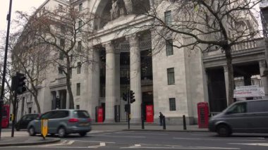Londra, İngiltere - 2017 yaklaşık: Soho bölgesinde Londra, İngiltere'de insanlar. Farklı pub ve restoranlar, sakin sahne boş sokak ve tarihi binalar, ultra hd4k, gerçek zamanlı