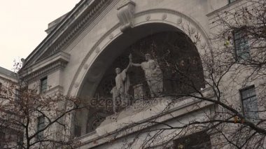 Londra, İngiltere - 2017 yaklaşık: Soho bölgesinde Londra, İngiltere'de insanlar. Farklı pub ve restoranlar, sakin sahne boş sokak ve tarihi binalar, ultra hd4k, gerçek zamanlı