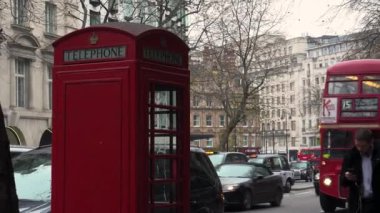 Londra, İngiltere - 2017 yaklaşık: Soho bölgesinde Londra, İngiltere'de insanlar. Farklı pub ve restoranlar, sakin sahne boş sokak ve tarihi binalar, ultra hd4k, gerçek zamanlı