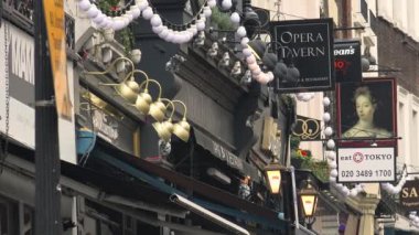 Londra, İngiltere - 2017 yaklaşık: Soho bölgesinde Londra, İngiltere'de insanlar. Farklı pub ve restoranlar, sakin sahne boş sokak ve tarihi binalar, ultra hd4k, gerçek zamanlı