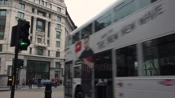 London, Verenigd Koninkrijk - circa 2017: mensen bij Soho gebied in Londen, Verenigd Koninkrijk. Verschillende cafés en restaurants, rustige scène van lege straat en historische gebouwen, ultra hd4k, real-time — Stockvideo