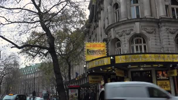 LONDRES, Reino Unido - circa 2017: Personas en el área del Soho en Londres, Reino Unido. Diferentes pubs y restaurantes, escena tranquila de calles vacías y edificios históricos, ultra hd4k, en tiempo real — Vídeo de stock