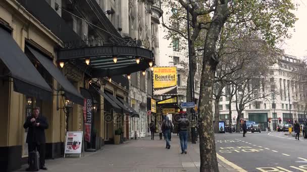 LONDRA, UK - circa 2017: Persone nella zona di Soho a Londra, Regno Unito. Diversi pub e ristoranti, scena tranquilla di strade vuote e edifici storici, ultra hd4k, in tempo reale — Video Stock