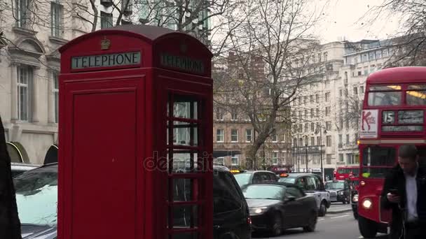 London, Verenigd Koninkrijk - circa 2017: mensen bij Soho gebied in Londen, Verenigd Koninkrijk. Verschillende cafés en restaurants, rustige scène van lege straat en historische gebouwen, ultra hd4k, real-time — Stockvideo
