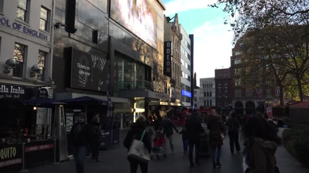 LONDRA, INGHILTERRA - 19 DICEMBRE: Famoso cinema Odeon a Leicester Square - il luogo per le anteprime cinematografiche di Londra in Leicester Square — Video Stock