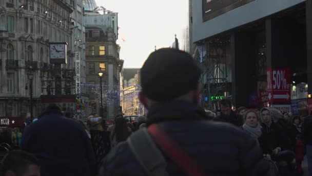 London, England - 22 December: Centrala London bio och Shopping gatan i Leicester Square teaterdistrikt i London människor gå besöka (Ultra High Definition, Ultra Hd, Uhd, 4k, realtid ) — Stockvideo