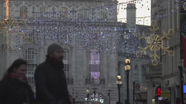 Londen, Engeland - 22 December: Centrum Londen Cinema en Shopping Street in Leicester Square Theatreland in Londen bezoeken mensen lopen (Uhd Ultra High Definition, Ultra Hd, 4k, real-time ) — Stockvideo